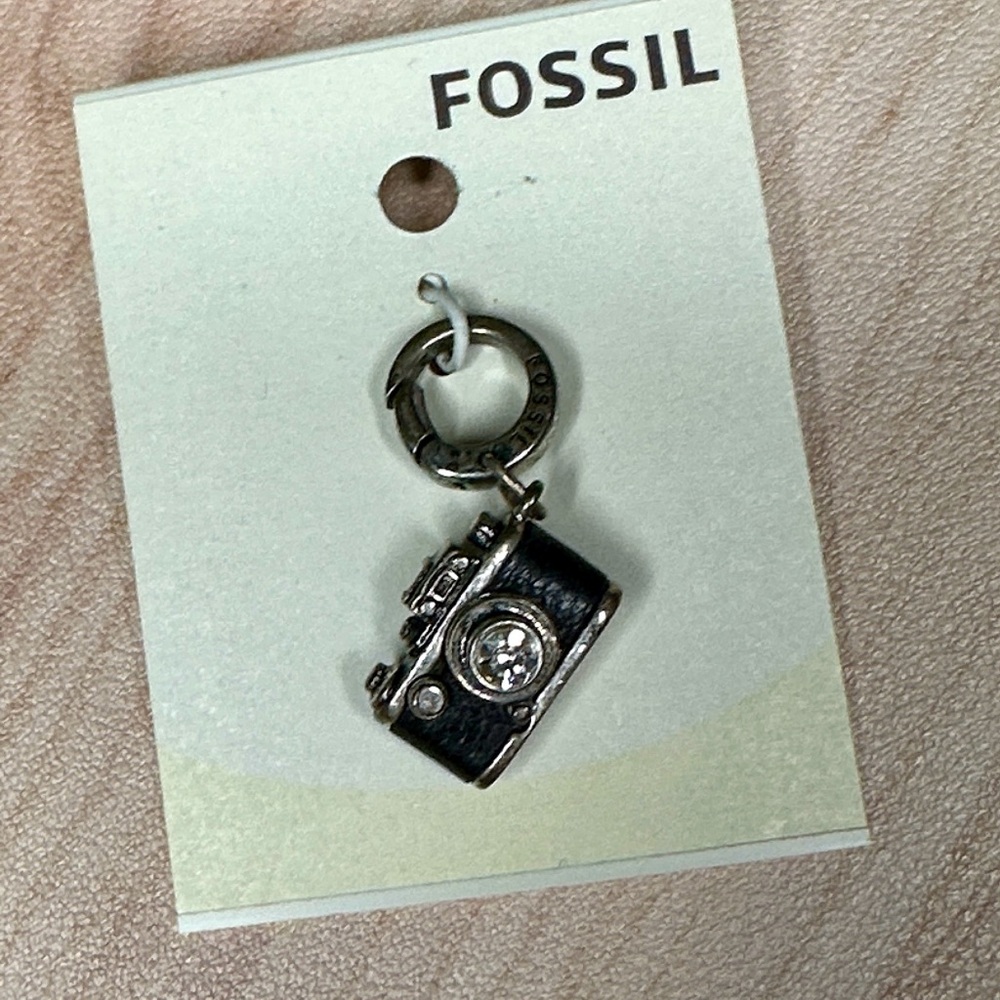 Fossil Brand Vintage Camera Charm - Picture 2 of 6